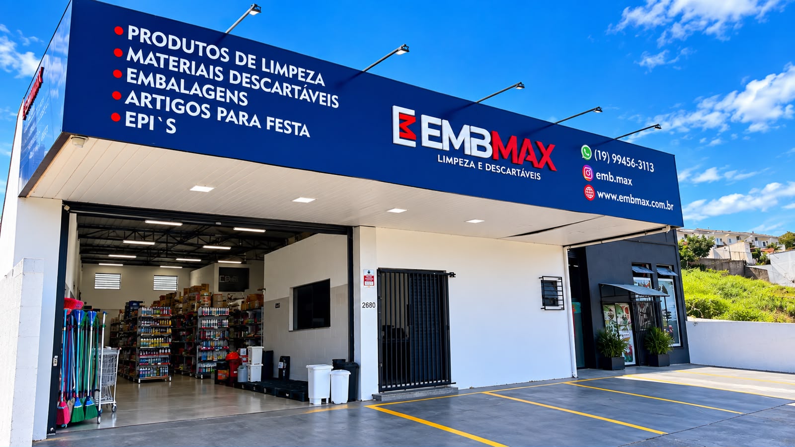 Fachada e entrada da loja EMBMAX