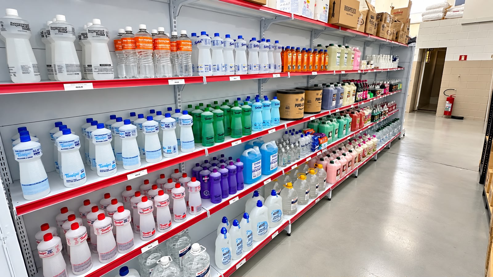 Corredor com produtos de limpeza disponíveis na EMBMAX